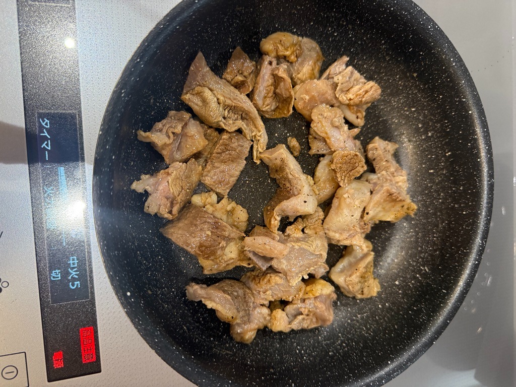 在平底锅中用盐和黑胡椒先煎炒黑毛和牛牛筋