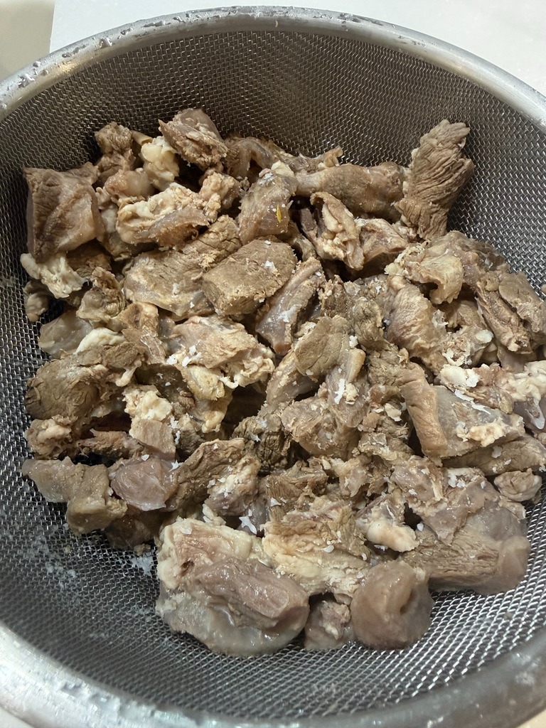 焯水清洗沥干后的黑毛和牛牛筋