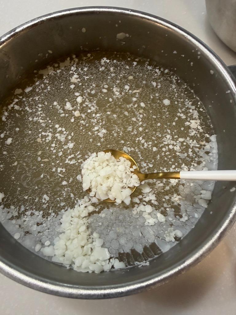 用勺子彻底刮除冷藏后凝固在牛筋高汤表面的白色牛脂
