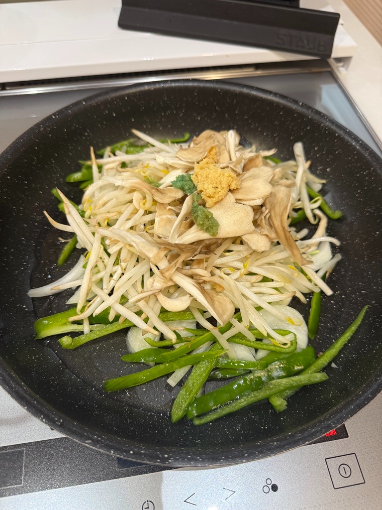 搭配炒面的青椒、豆芽、洋葱、舞茸与生姜碎