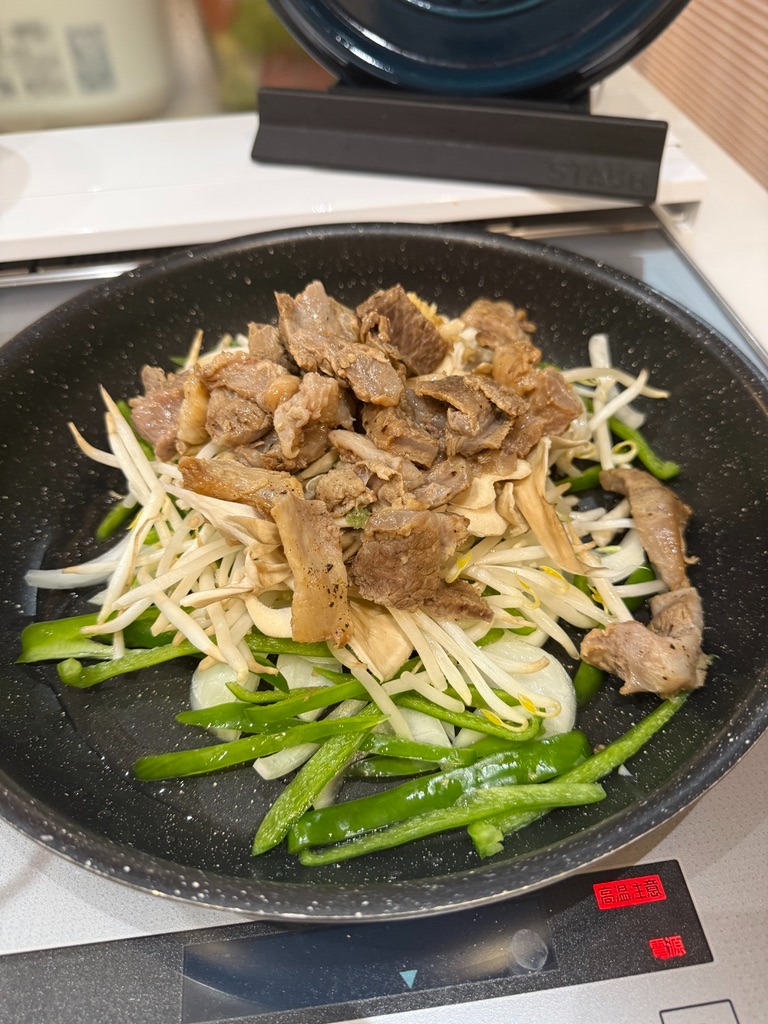 牛筋与蔬菜合锅，加入蚝油大火调味翻炒
